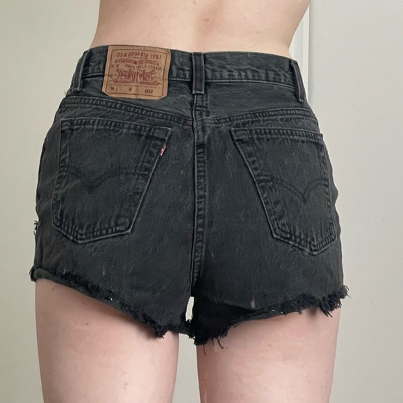 Vintage ripped Levi’s shorts - Picture 2 of 4